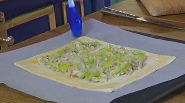 быстрый пирог с курицей и луком-пореем