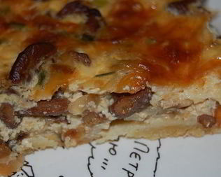 Киш с лисичками и панчеттой