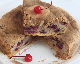 Кунжутный пирог с вишней