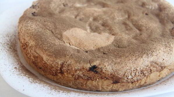 кунжутный пирог с вишней