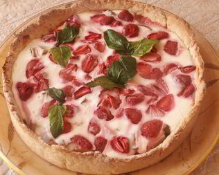 Легкий летний пирог с грушами и клубникой