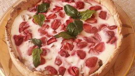 Легкий летний пирог с грушами и клубникой