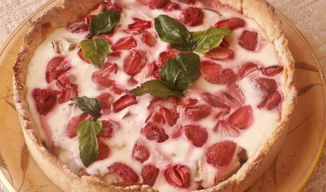 Легкий летний пирог с грушами и клубникой