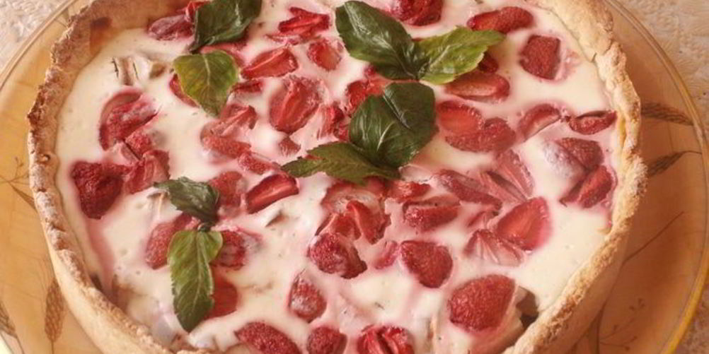 Рецепт легкий летний пирог с грушами и клубникой