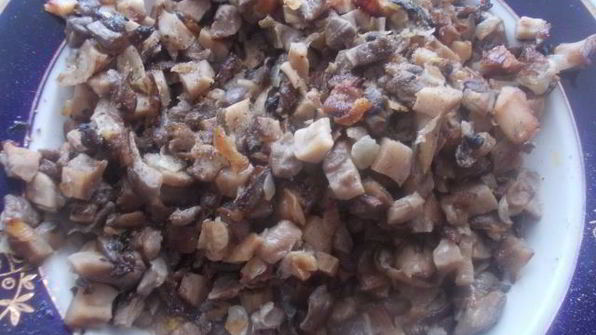 мини-пироги с квашеной капустой и грибами