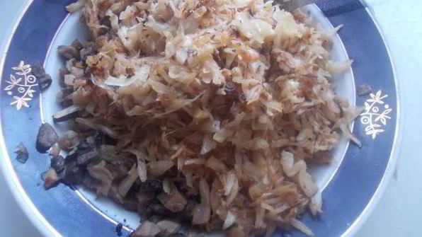 мини-пироги с квашеной капустой и грибами