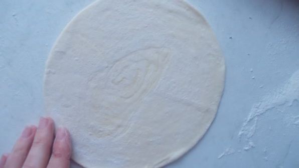 мини-пироги с квашеной капустой и грибами