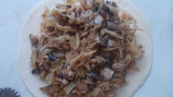 мини-пироги с квашеной капустой и грибами