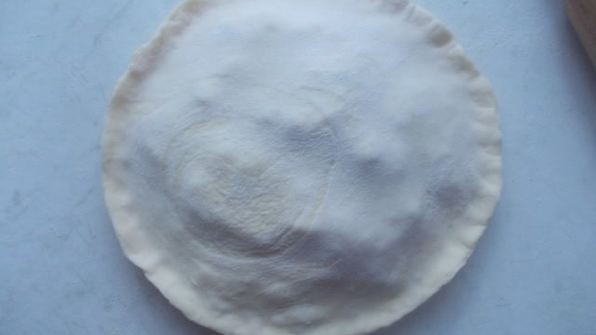 мини-пироги с квашеной капустой и грибами