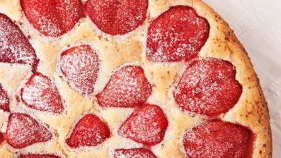 Открытый пирог с клубникой