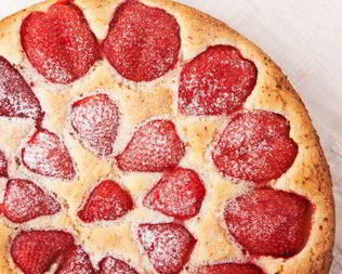 Открытый пирог с клубникой