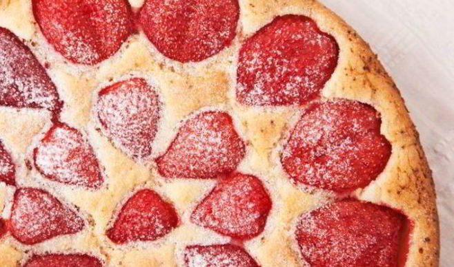 Открытый пирог с клубникой