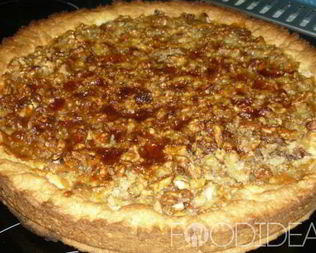 Открытый пирог с орехами, изюмом и заливкой из сгущенного молока