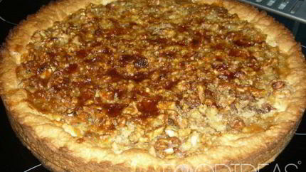 Открытый пирог с орехами, изюмом и заливкой из сгущенного молока