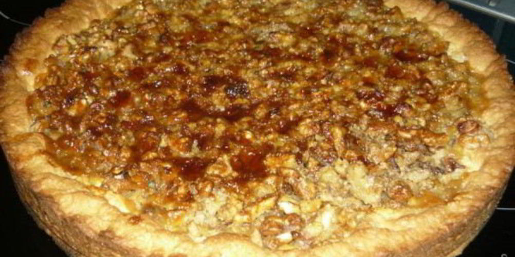 Рецепт открытый пирог с орехами, изюмом и заливкой из сгущенного молока