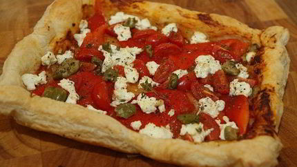 Открытый пирог с творогом, перцем и помидорами черри