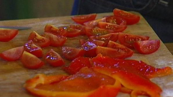 открытый пирог с творогом, перцем и помидорами черри