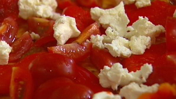 открытый пирог с творогом, перцем и помидорами черри