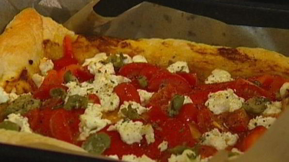 открытый пирог с творогом, перцем и помидорами черри