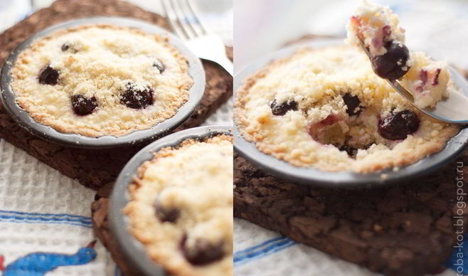 Песочный мини-пирог с творожной начинкой и вишней