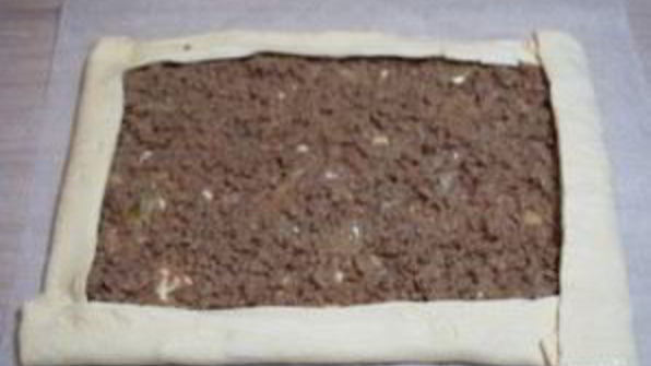 пирог из слоеного бездрожжевого теста с фаршем