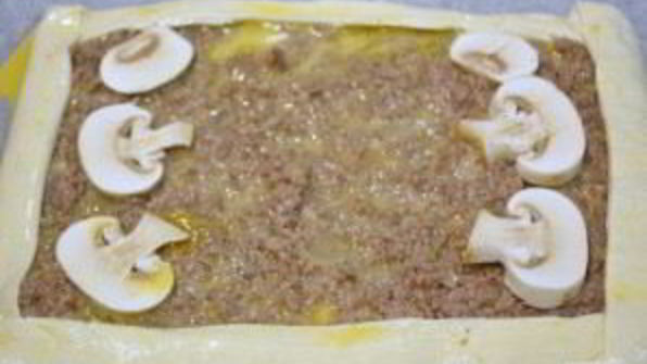 пирог из слоеного бездрожжевого теста с фаршем