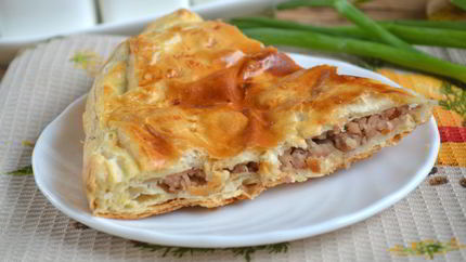 Пирог мясной из слоеного теста