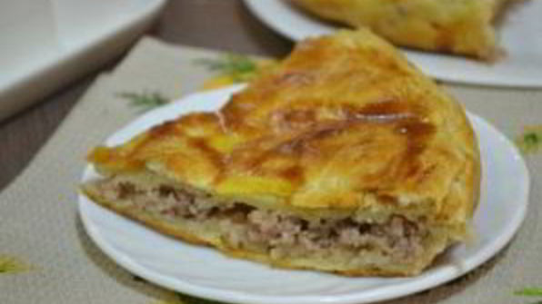 пирог мясной из слоеного теста