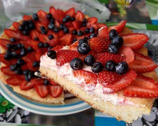 Пирог Нежность с клубникой и голубикой
