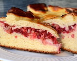 Пирог с брусникой из дрожжевого теста