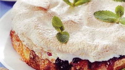 Пирог с черной смородиной и взбитыми белками