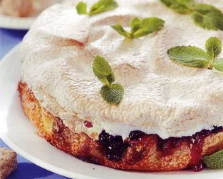 Пирог с черной смородиной и взбитыми белками