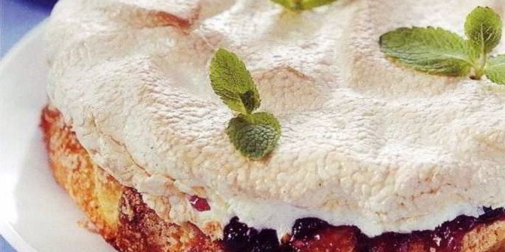 Рецепт пирог с черной смородиной и взбитыми белками