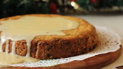 Пирог с финиками под карамельным соусом