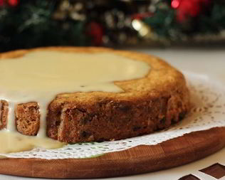 Пирог с финиками под карамельным соусом