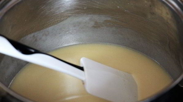 пирог с финиками под карамельным соусом