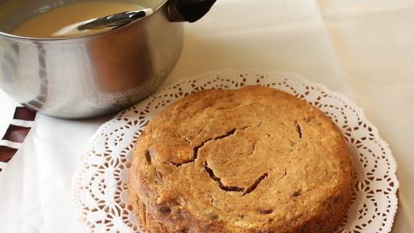 пирог с финиками под карамельным соусом