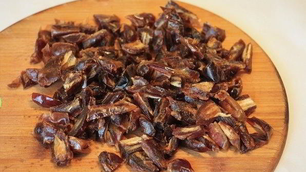 пирог с финиками под карамельным соусом