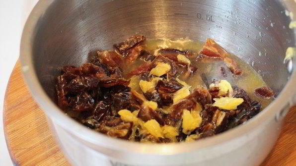 пирог с финиками под карамельным соусом