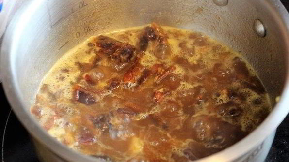 пирог с финиками под карамельным соусом