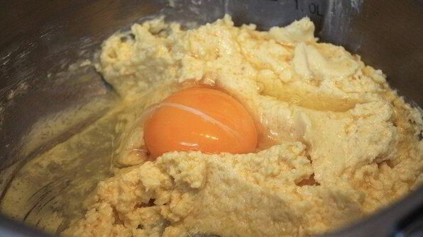 пирог с финиками под карамельным соусом