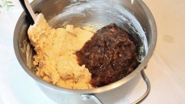 пирог с финиками под карамельным соусом