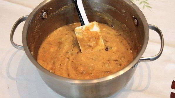 пирог с финиками под карамельным соусом