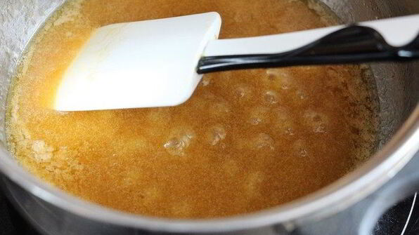 пирог с финиками под карамельным соусом