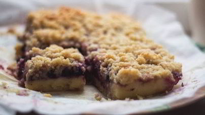Пирог с голубикой и кокосовым штрейзелем