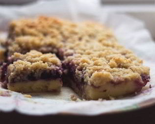 Пирог с голубикой и кокосовым штрейзелем