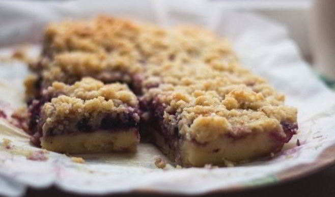 Пирог с голубикой и кокосовым штрейзелем