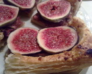 Пирог с инжиром и орехами