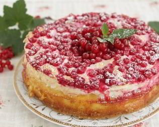 Пирог с красной смородиной, творогом и меренгой