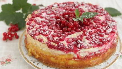 Пирог с красной смородиной, творогом и меренгой